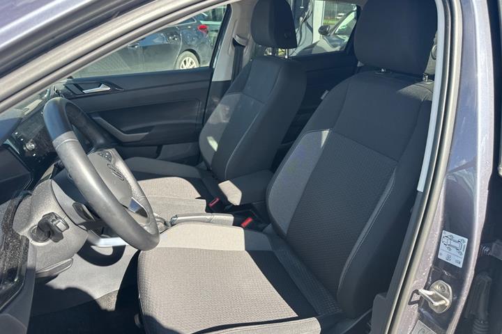 Grå VW Polo fra 2023