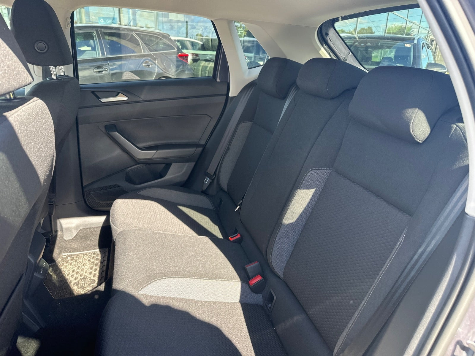 Grå VW Polo fra 2023