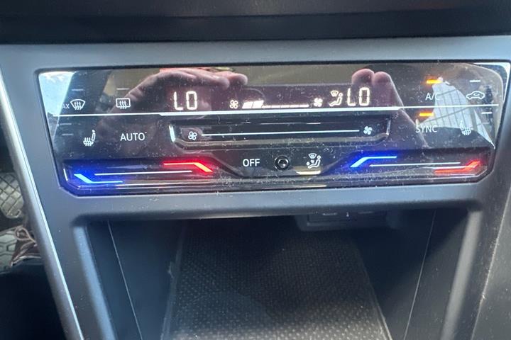 Grå VW Polo fra 2023