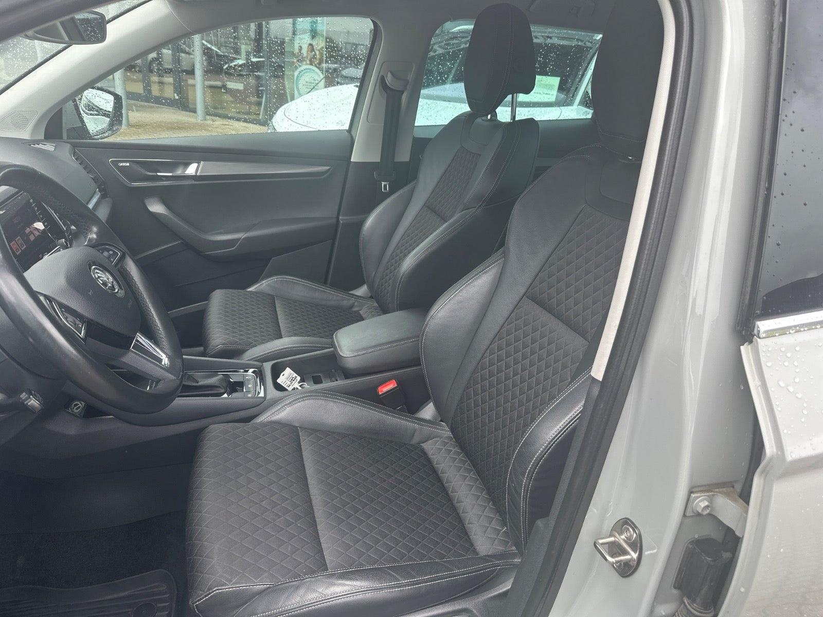 Grå Skoda Karoq fra 2019
