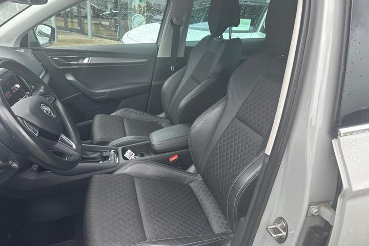 Grå Skoda Karoq fra 2019