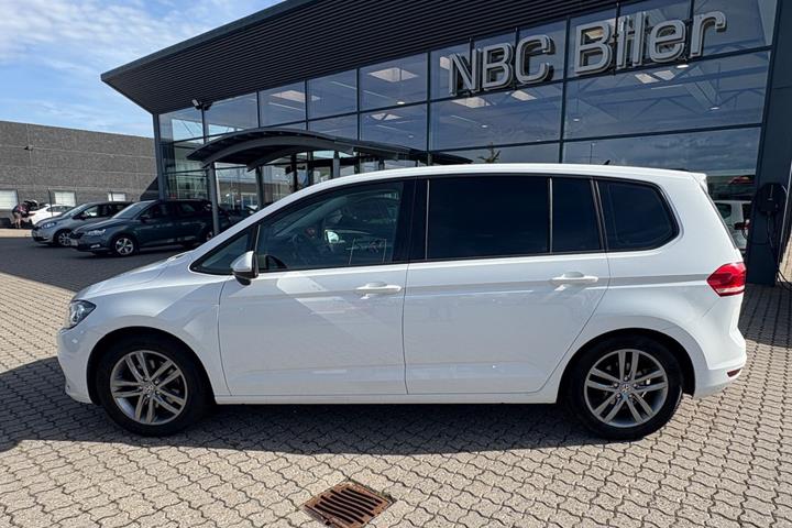 Hvid VW Touran fra 2018