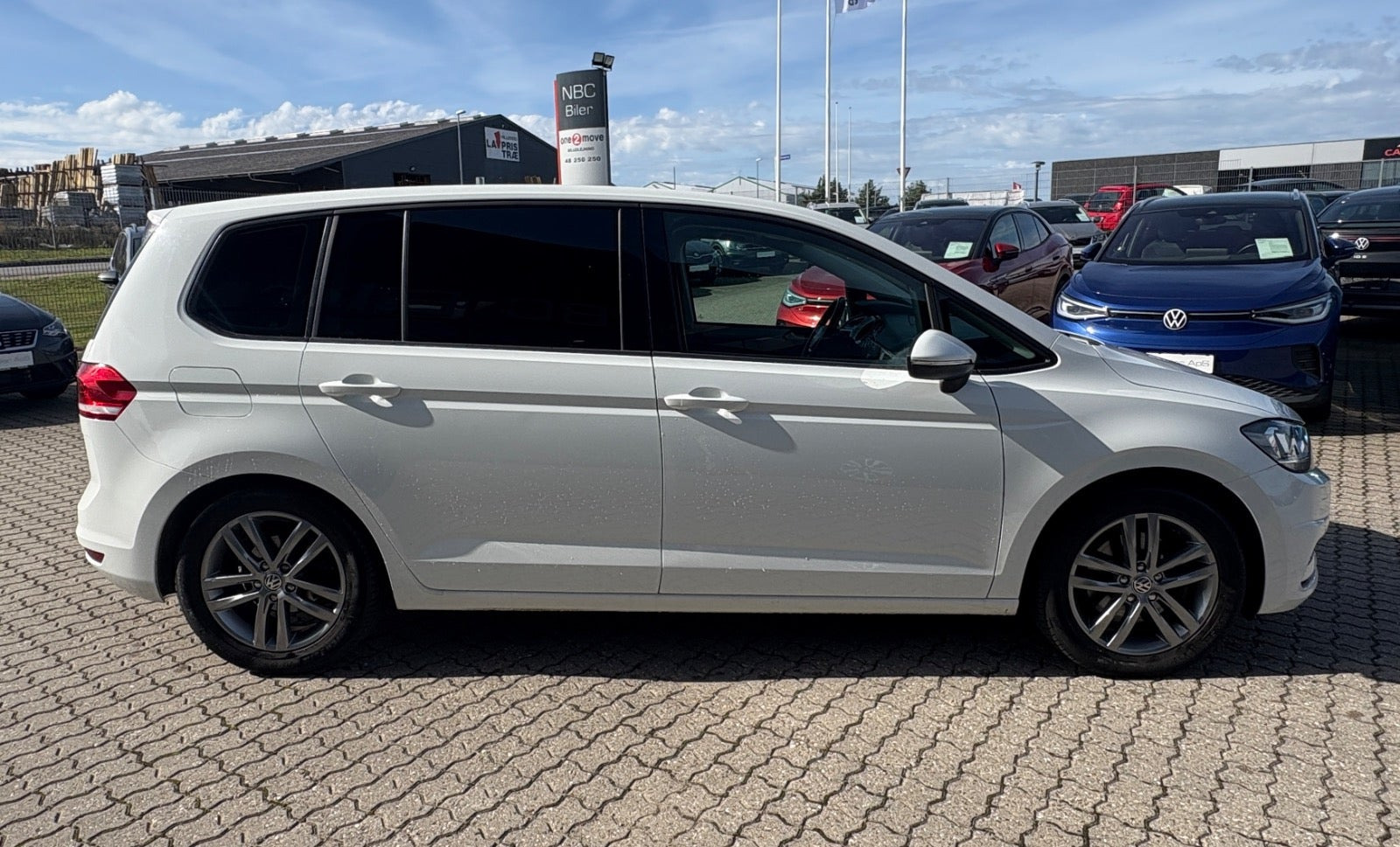 Hvid VW Touran fra 2018