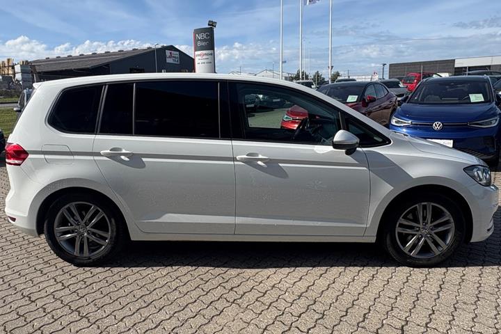 Hvid VW Touran fra 2018