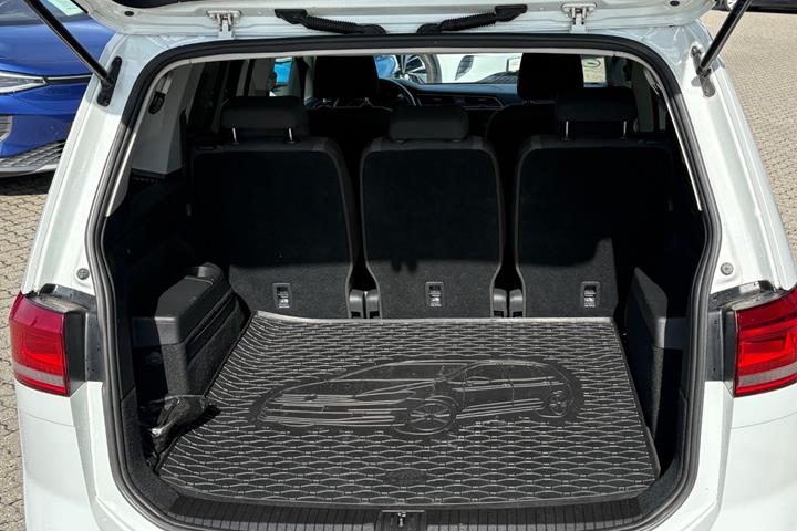 Hvid VW Touran fra 2018