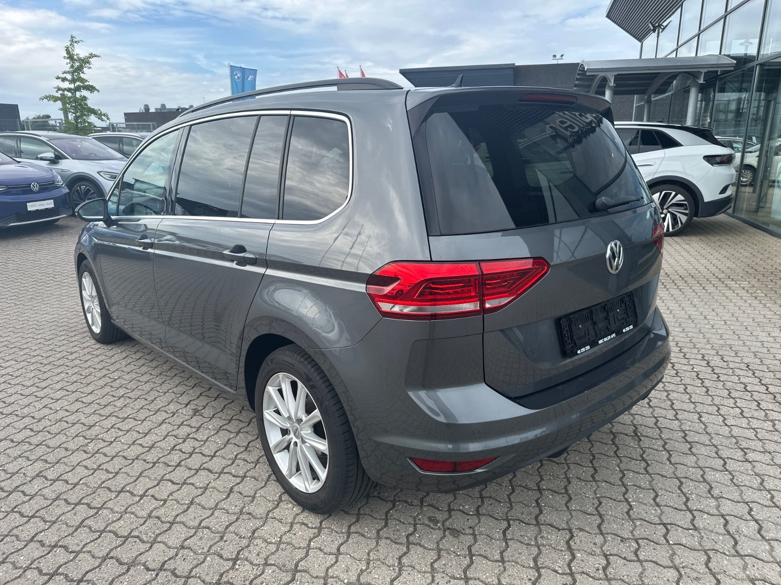 Grå VW Touran fra 2020