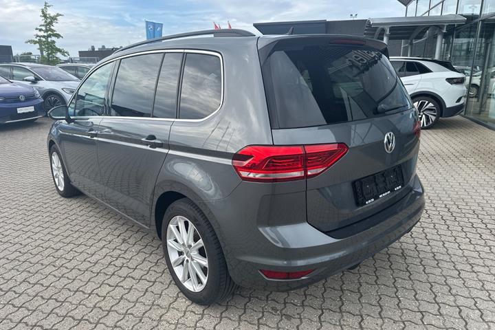 Grå VW Touran fra 2020