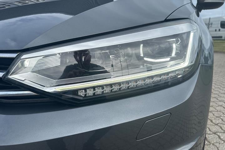 Grå VW Touran fra 2020