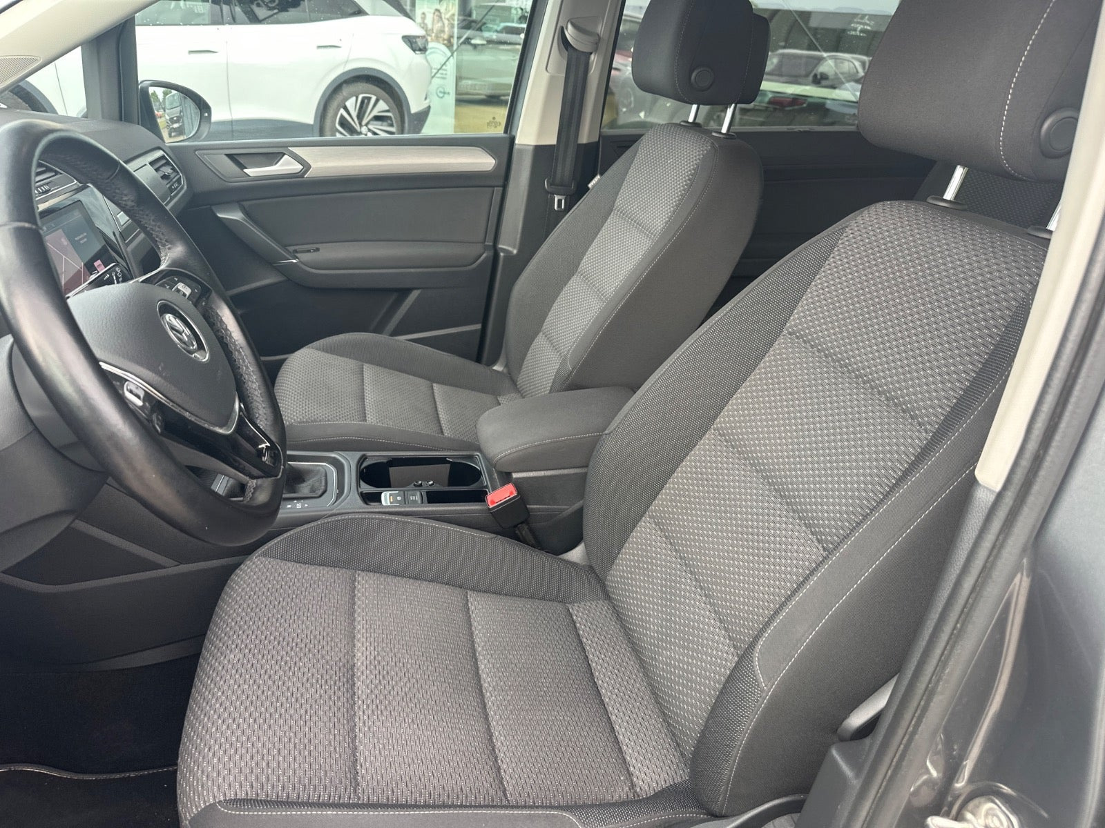 Grå VW Touran fra 2020