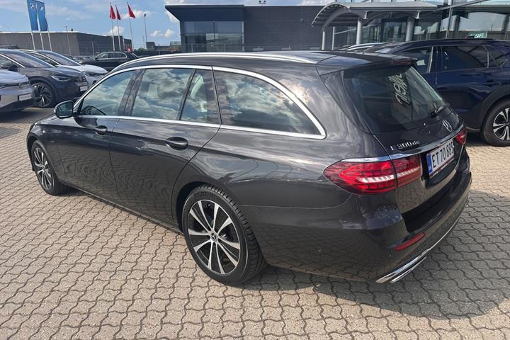 Grå Mercedes E300 de fra 2021