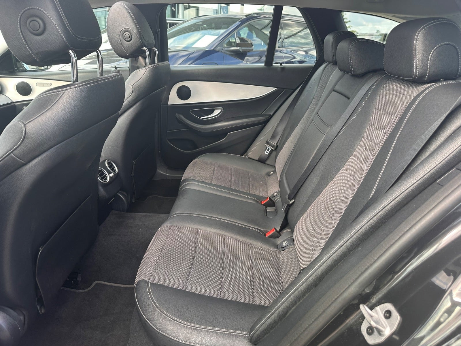 Grå Mercedes E300 de fra 2021