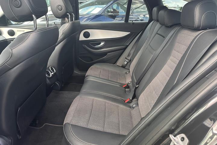 Grå Mercedes E300 de fra 2021