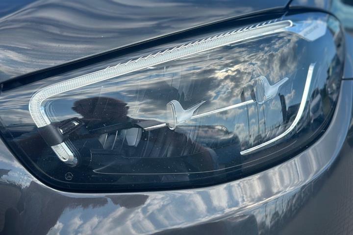 Grå Mercedes E300 de fra 2021