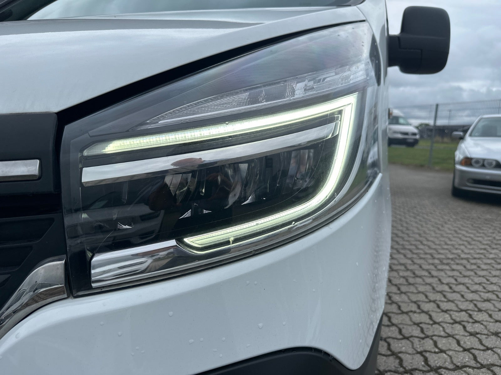 Hvid Renault Trafic T29 fra 2021