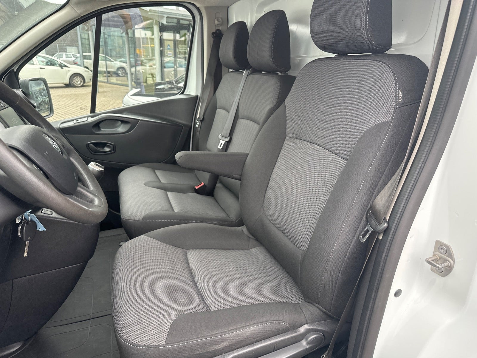Hvid Renault Trafic T29 fra 2021