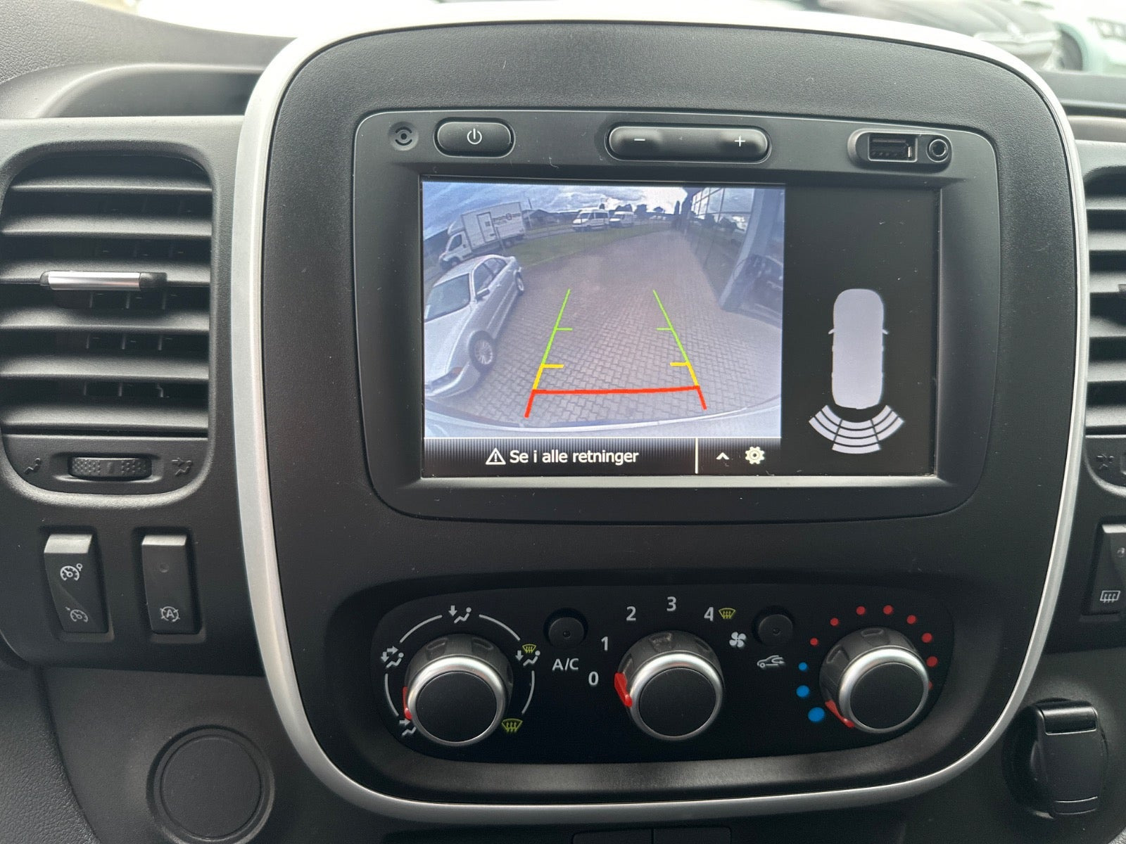 Hvid Renault Trafic T29 fra 2021