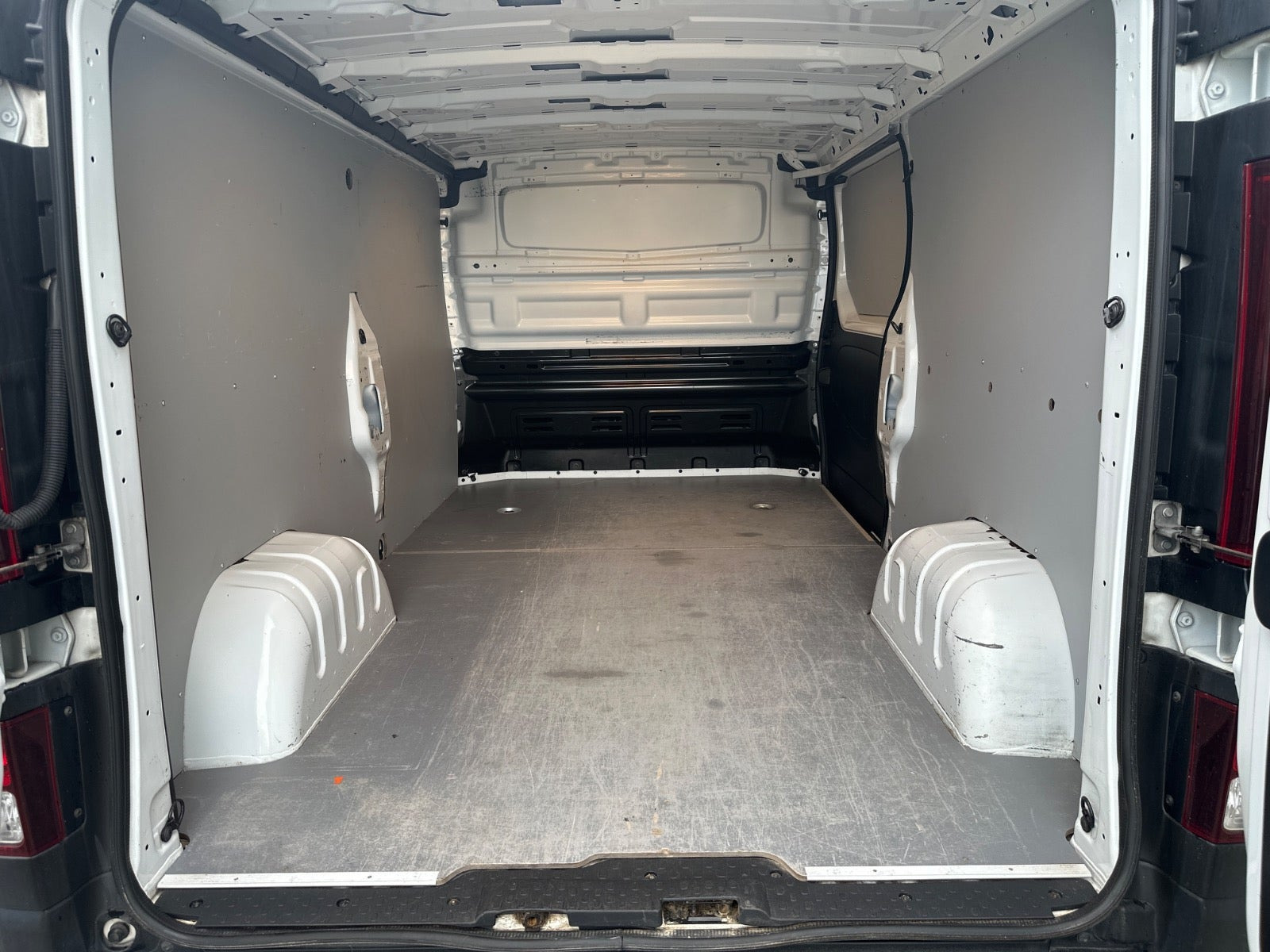 Hvid Renault Trafic T29 fra 2021