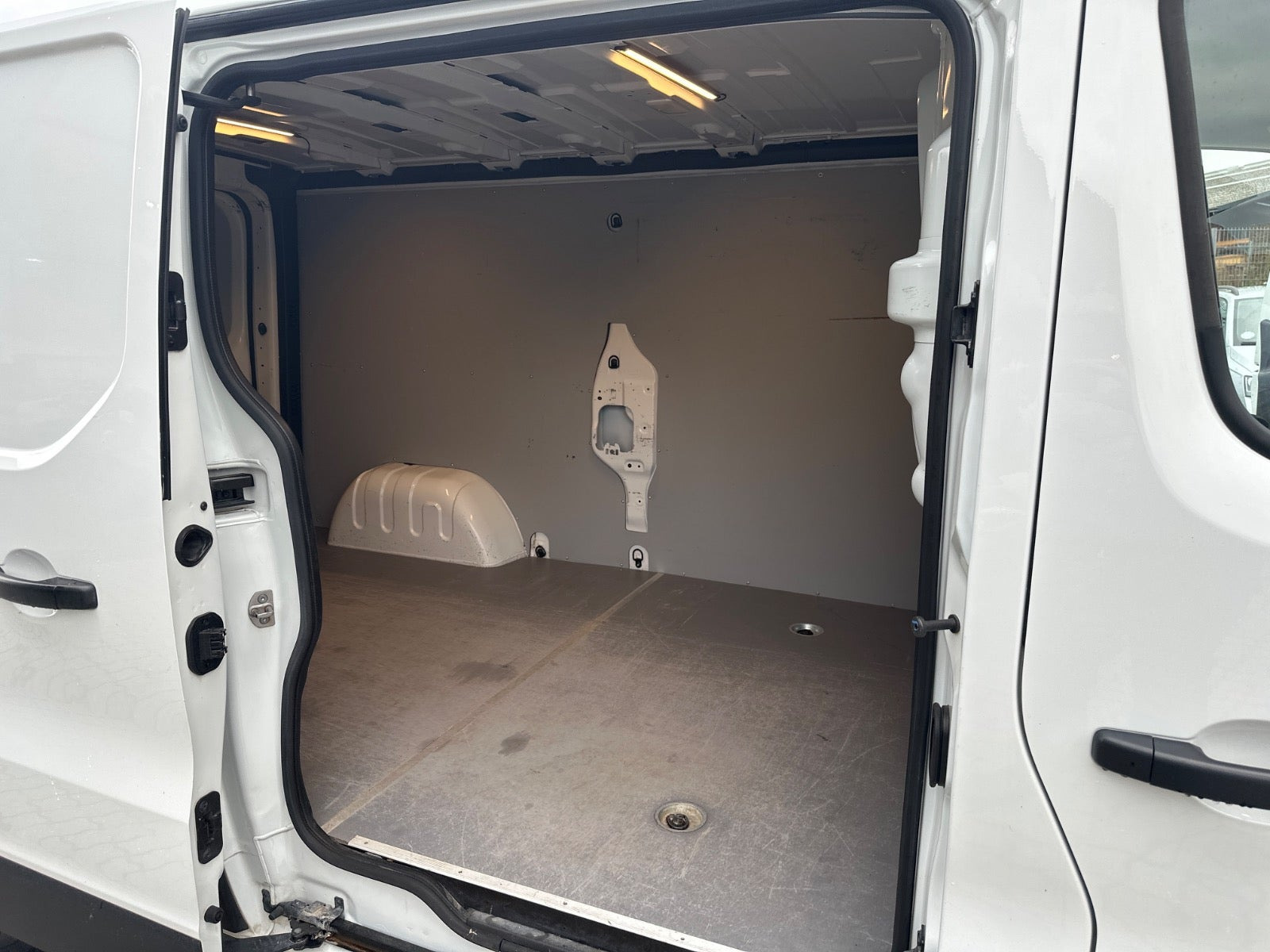 Hvid Renault Trafic T29 fra 2021