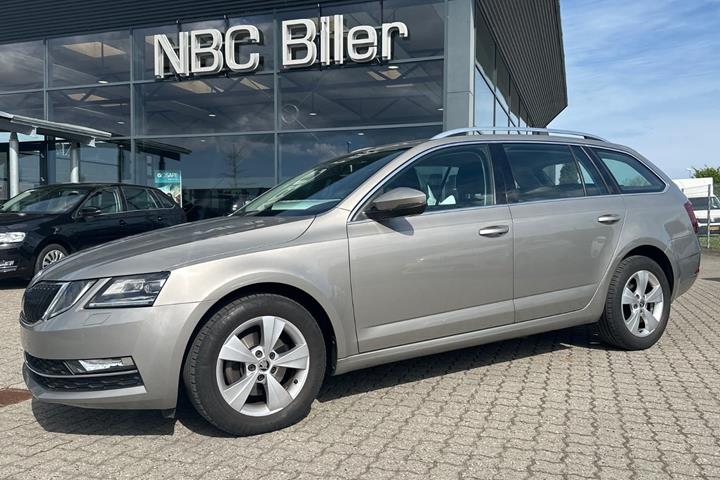 Beige Skoda Octavia fra 2018