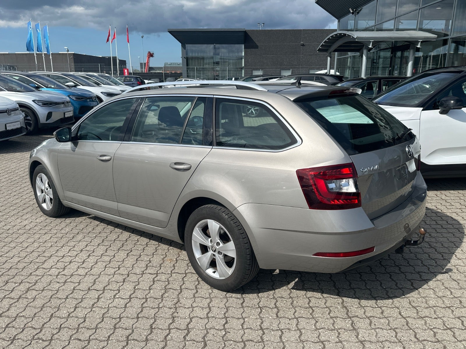 Beige Skoda Octavia fra 2018