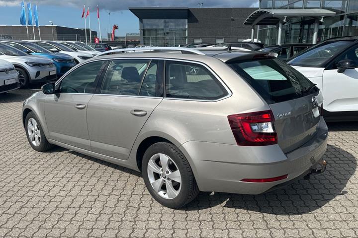 Beige Skoda Octavia fra 2018