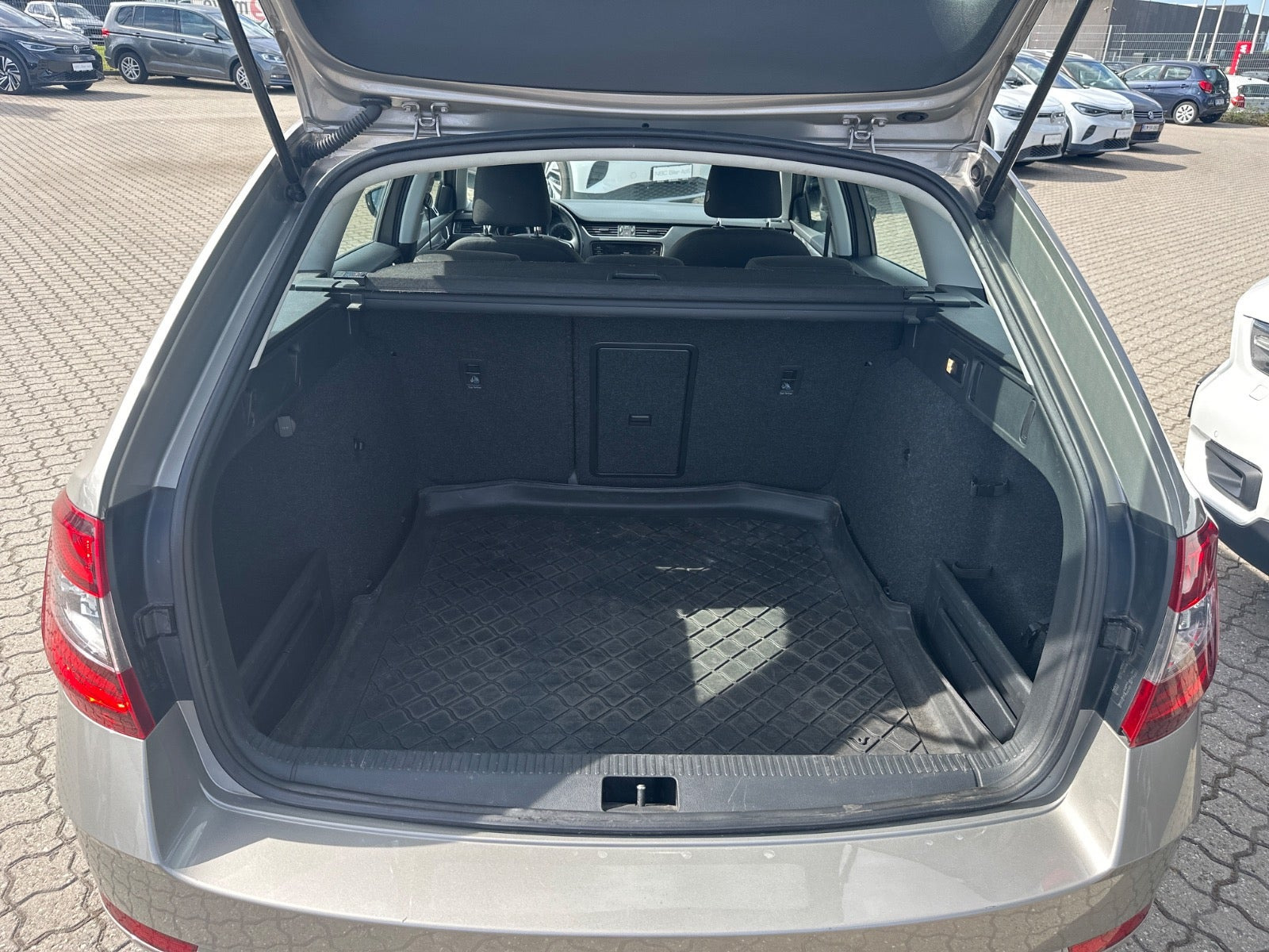 Beige Skoda Octavia fra 2018