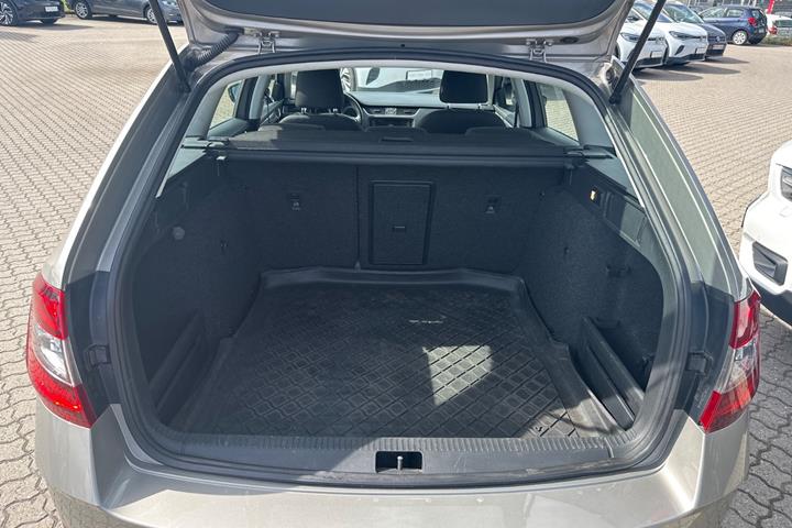 Beige Skoda Octavia fra 2018