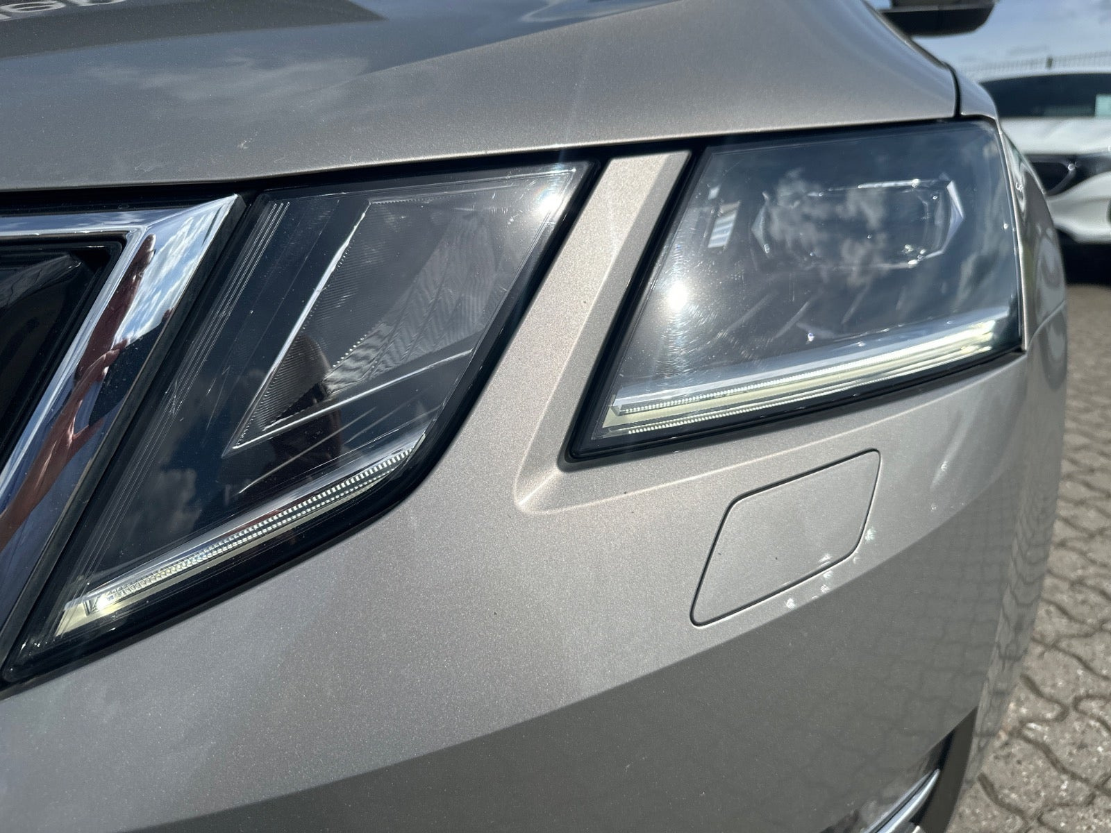 Beige Skoda Octavia fra 2018