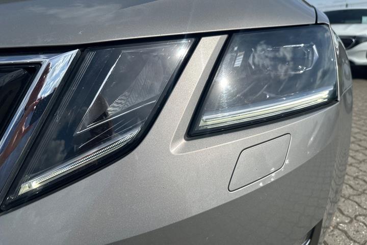 Beige Skoda Octavia fra 2018