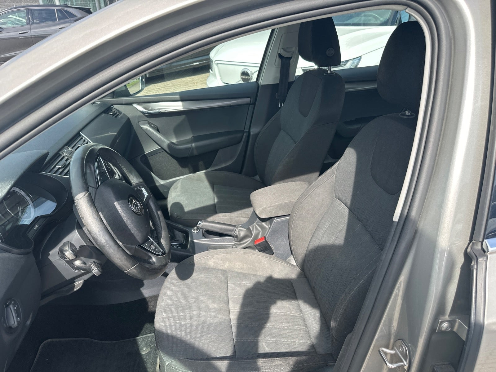 Beige Skoda Octavia fra 2018