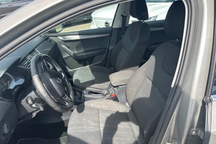 Beige Skoda Octavia fra 2018