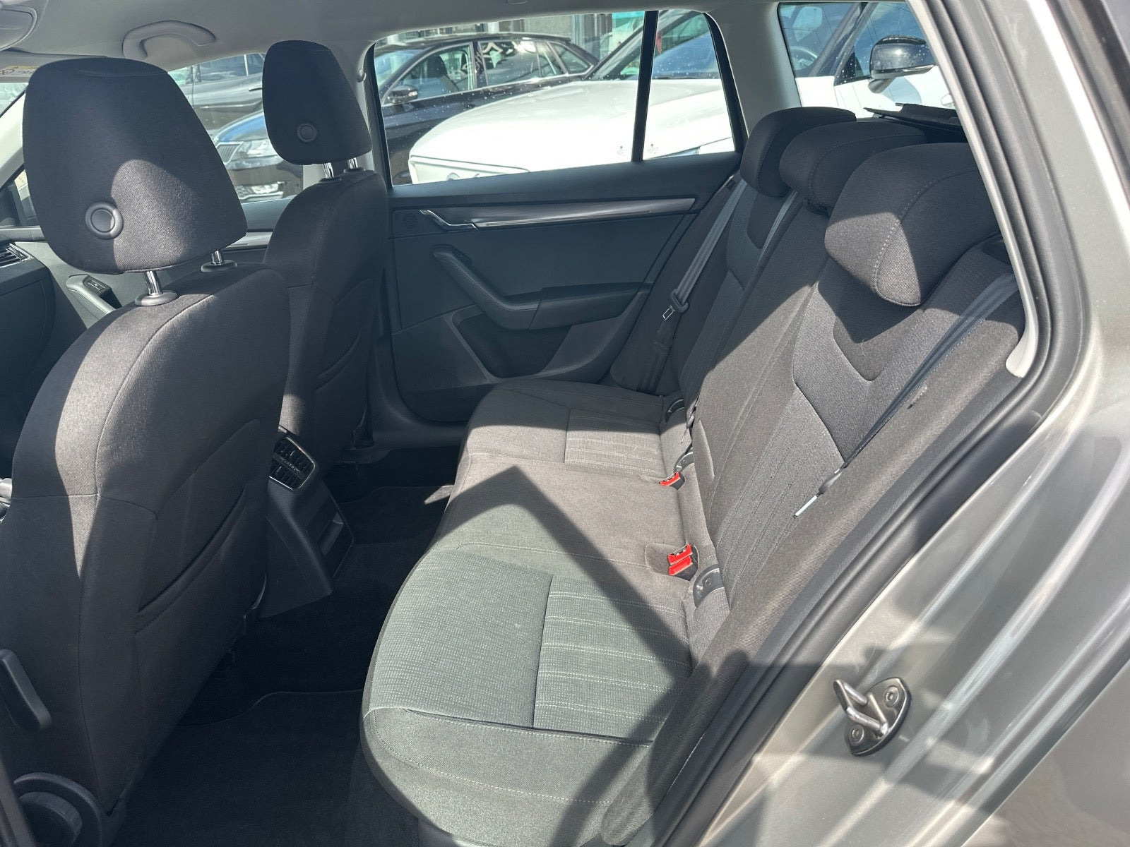 Beige Skoda Octavia fra 2018