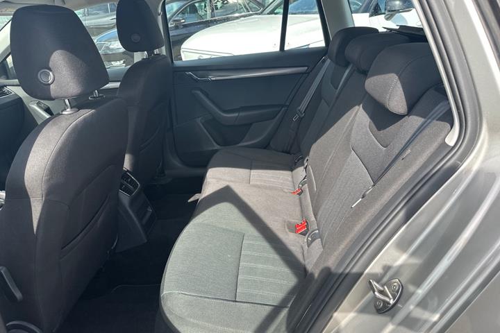 Beige Skoda Octavia fra 2018