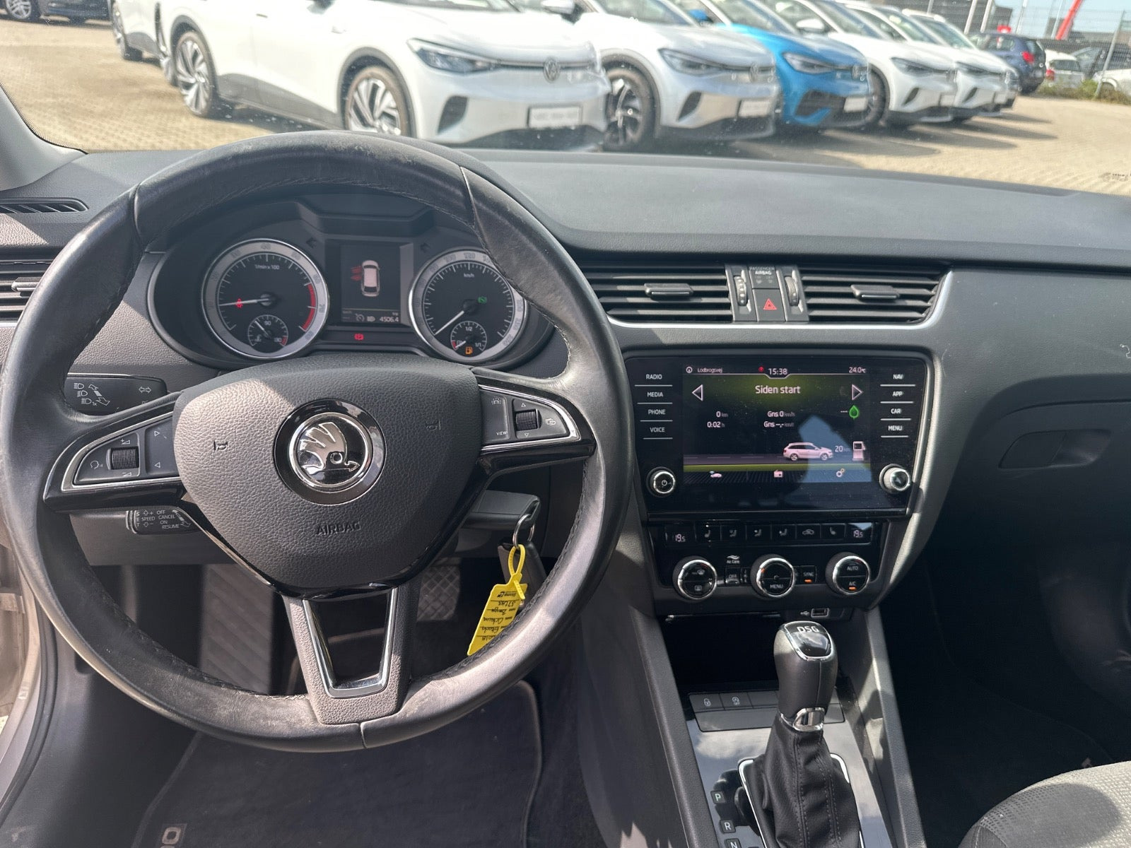 Beige Skoda Octavia fra 2018