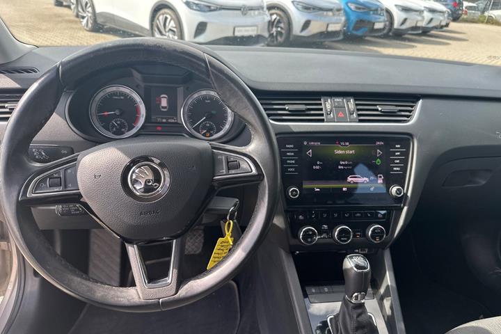 Beige Skoda Octavia fra 2018