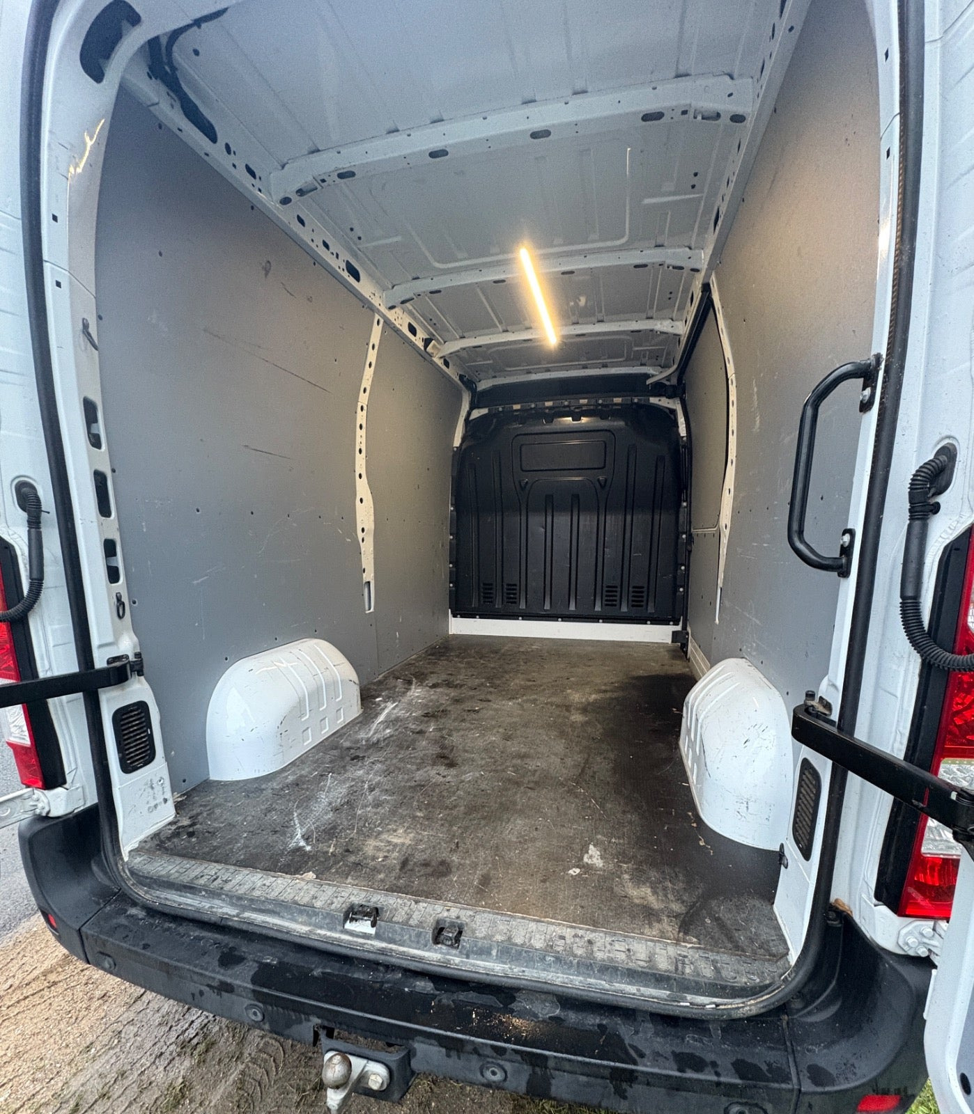 Hvid Renault Master IV T33 fra 2019
