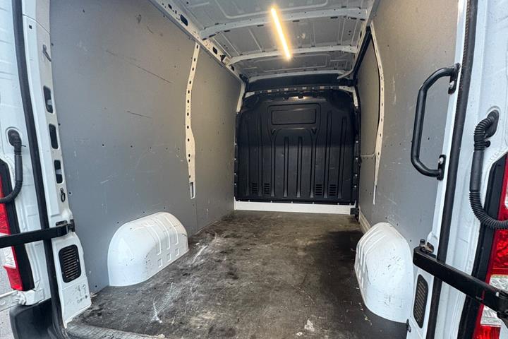 Hvid Renault Master IV T33 fra 2019