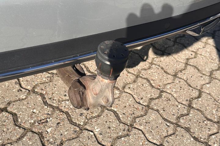 Sølv Mercedes C200 fra 2018