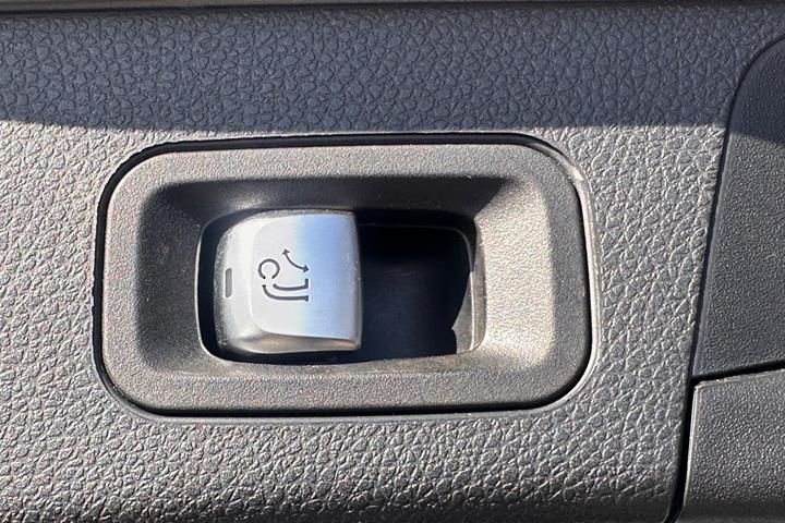 Sølv Mercedes C200 fra 2018