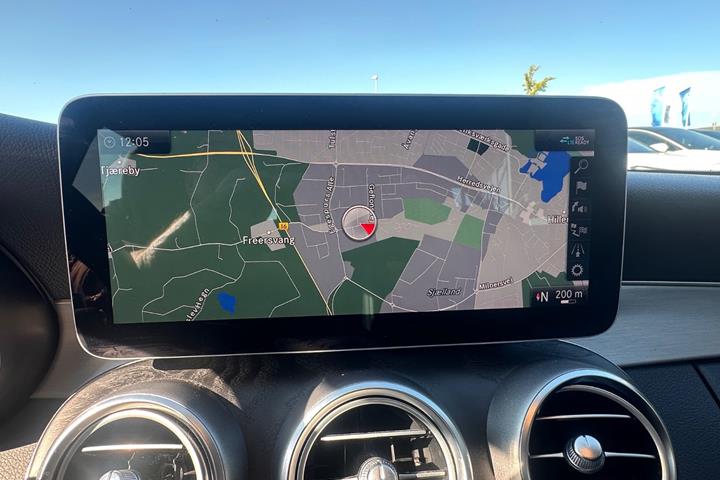 Sølv Mercedes C200 fra 2018