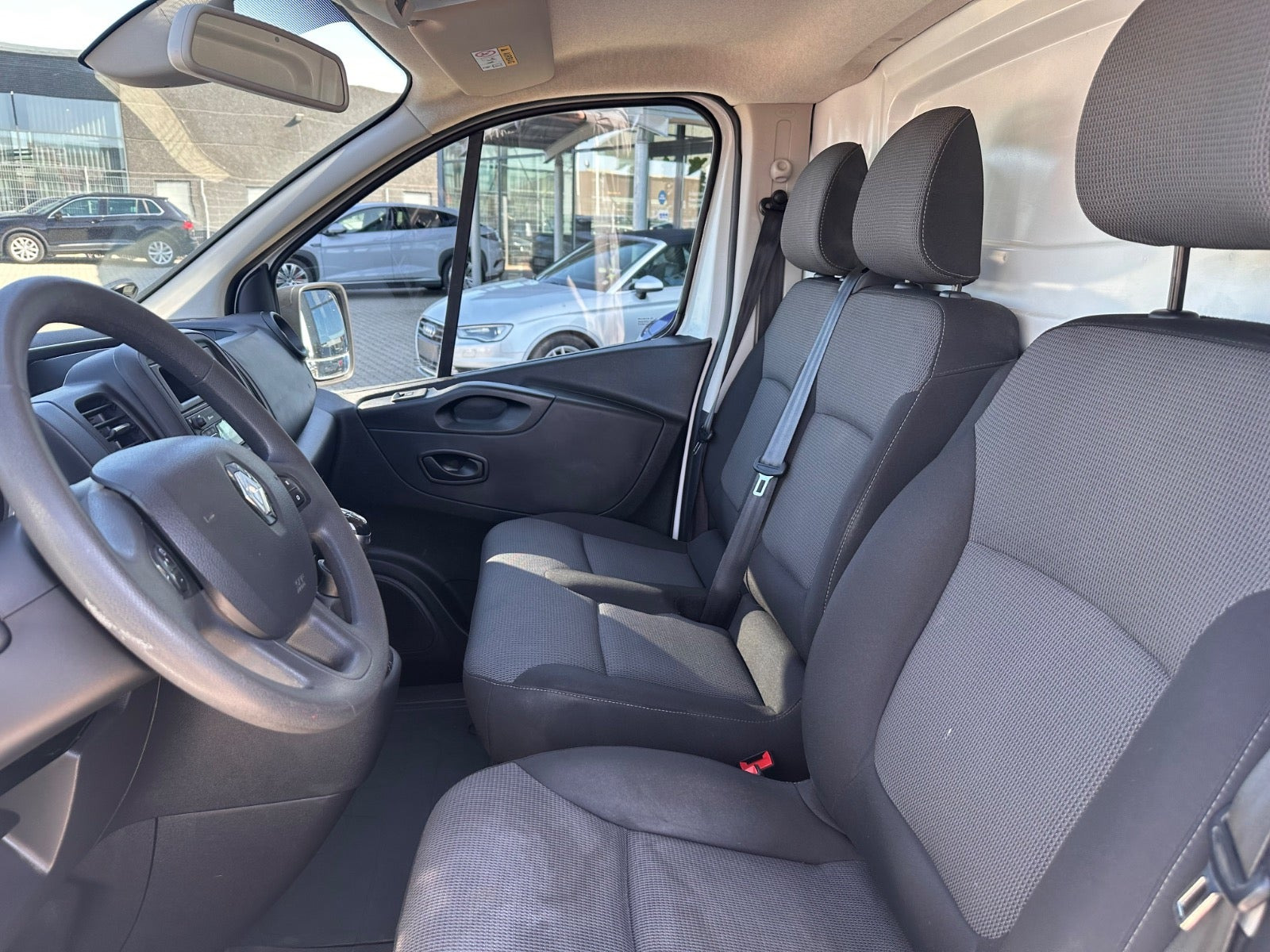 Hvid Renault Trafic T29 fra 2019