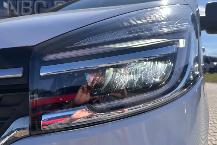 Hvid Renault Trafic T29 fra 2019