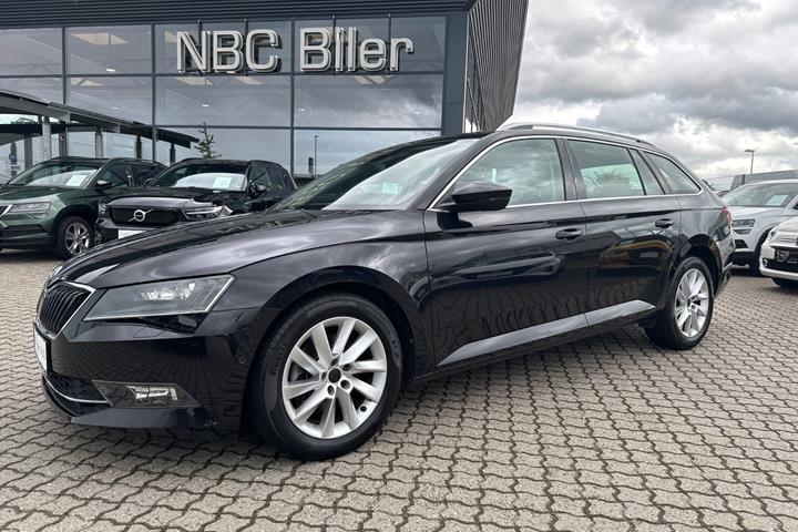 Sort Skoda Superb fra 2018