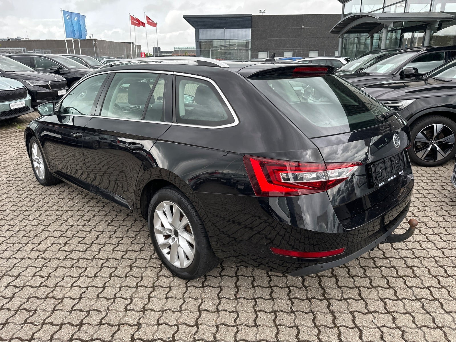 Sort Skoda Superb fra 2018