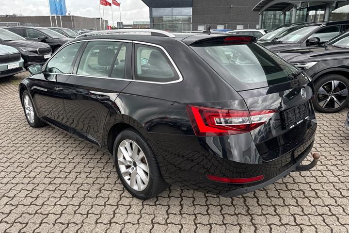 Sort Skoda Superb fra 2018