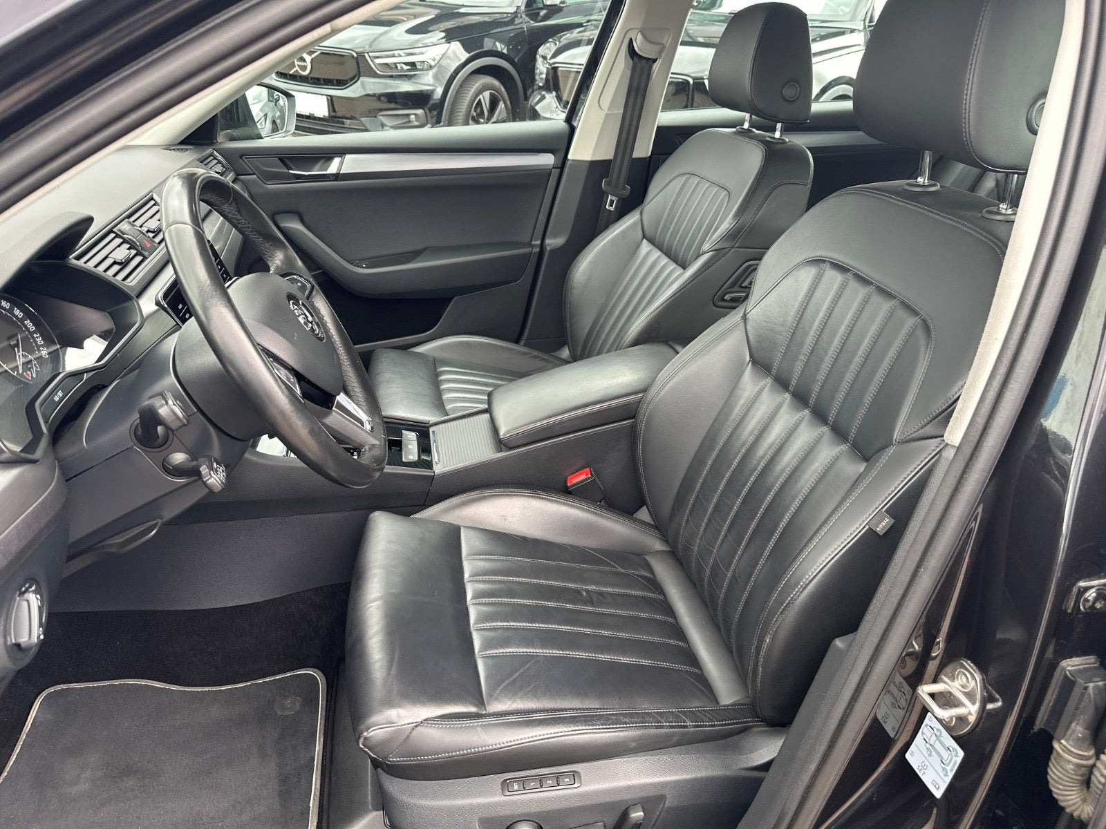 Sort Skoda Superb fra 2018