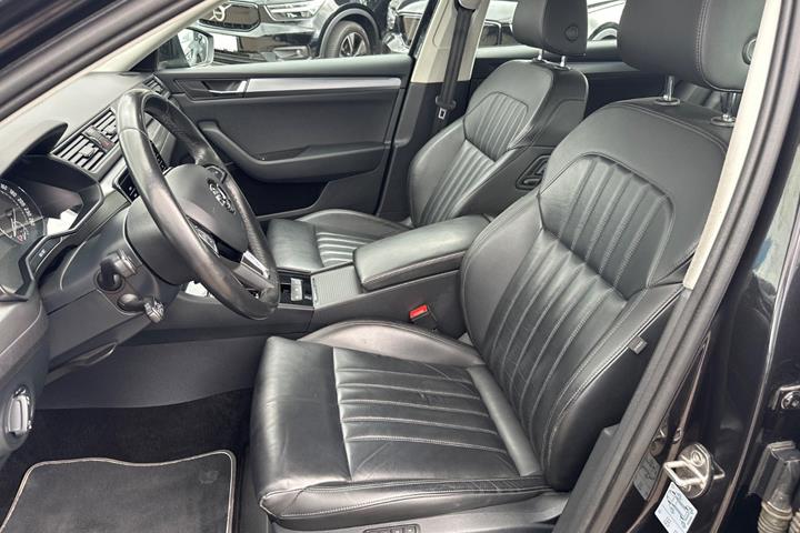 Sort Skoda Superb fra 2018