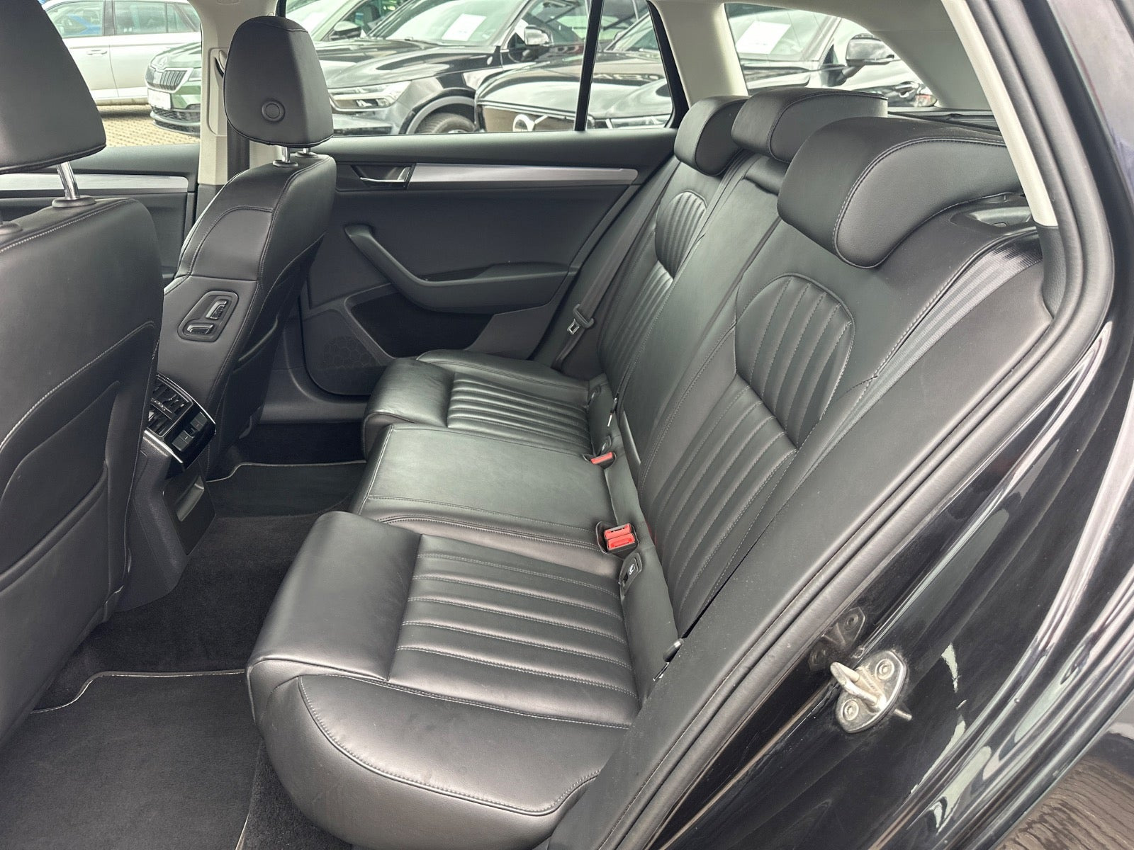 Sort Skoda Superb fra 2018