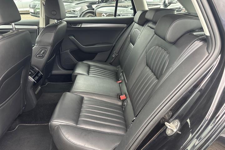 Sort Skoda Superb fra 2018
