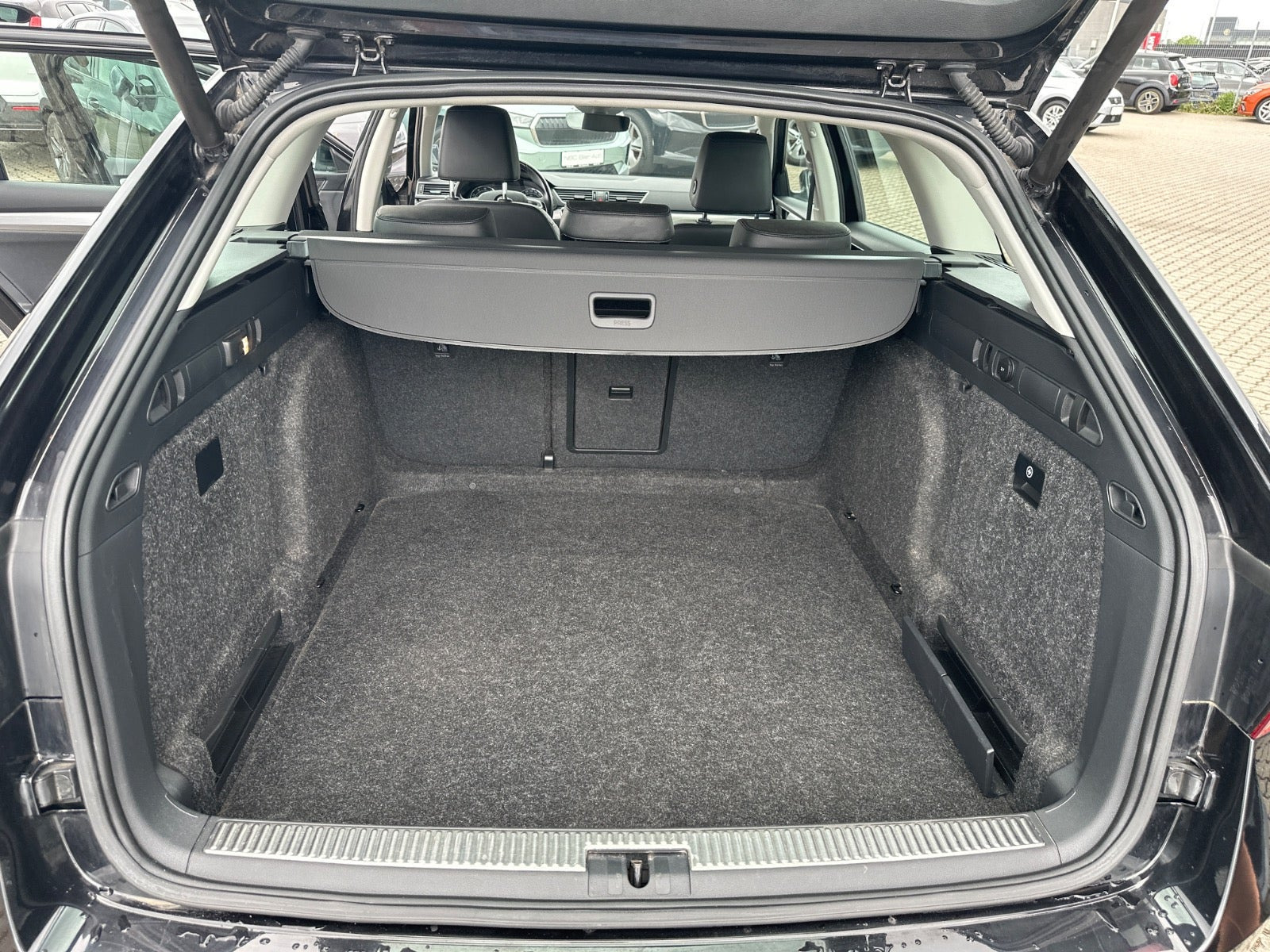 Sort Skoda Superb fra 2018